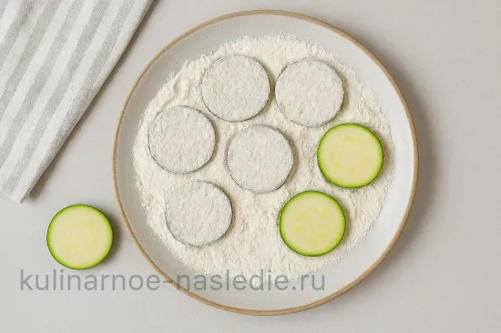 Жареные кабачки по-итальянски с чесноком и пармезаном - шаг 2 (изображение)