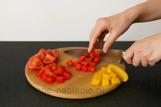 Запеченные овощи по-гречески с фетой и оливками - шаг 3. Подготовка перца и помидоров