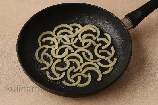 Бутерброды с жареными шампиньонами и луком - шаг 2