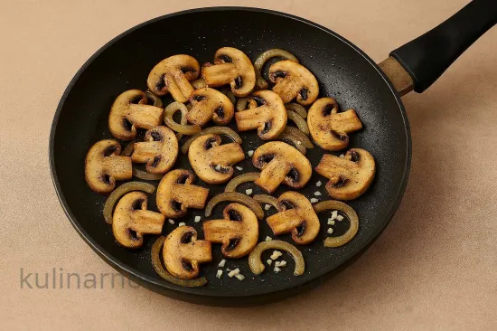 Бутерброды с жареными шампиньонами и луком - шаг 3