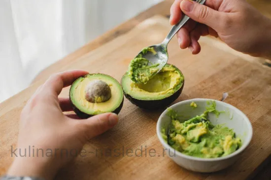 Бутерброд с авокадо и томатами - шаг 1