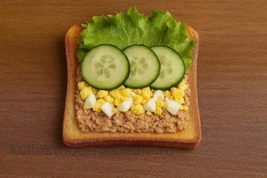 Сэндвич с тунцом и яйцом - шаг 4 (изображение)