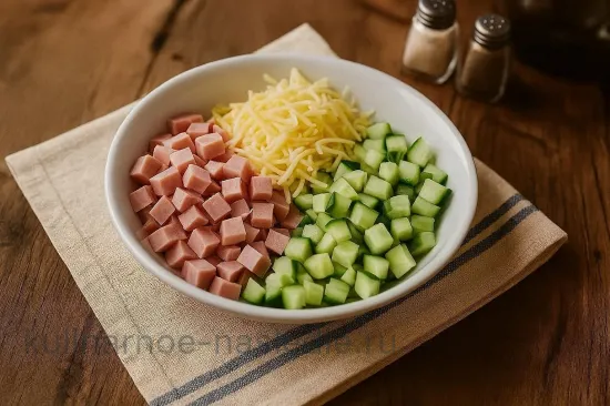 Сытный салат с ветчиной, сыром и зеленым луком - шаг 3