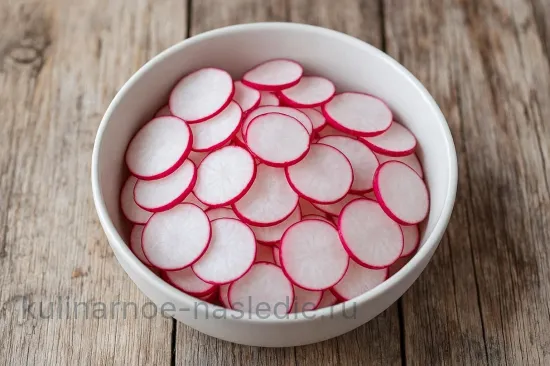 Пикантная маринованная редиска с зеленью - Подготовка редиски