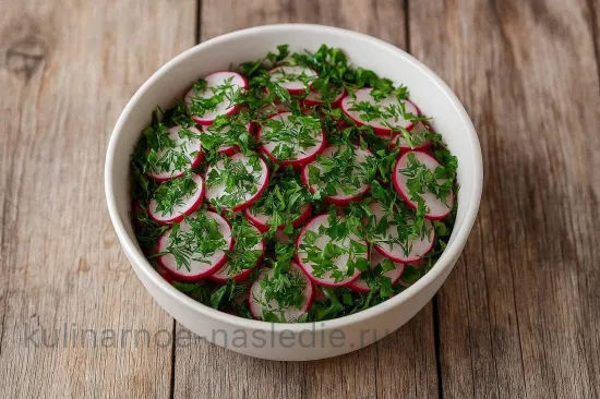 Пикантная маринованная редиска с зеленью - Добавление зелени