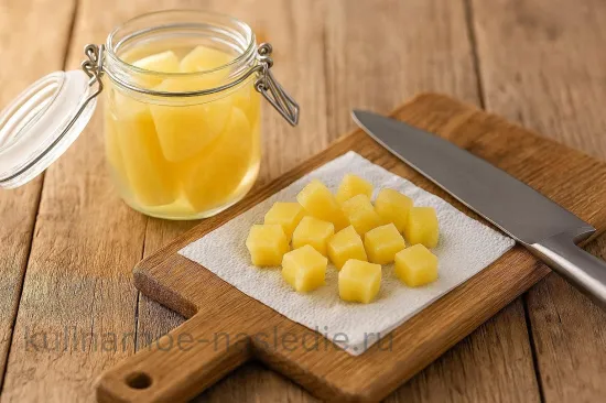 Экзотический салат с укропом, ананасами и сыром - шаг 1