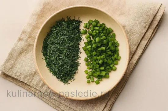 Фаршированные яйца с редисом и огурцом - Измельчение зелени