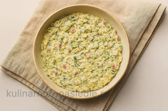 Фаршированные яйца с редисом и огурцом - Смешивание начинки