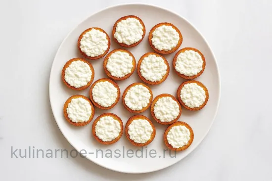 Хрустящие гренки с редисом и творожным сыром - Намазывание сыра