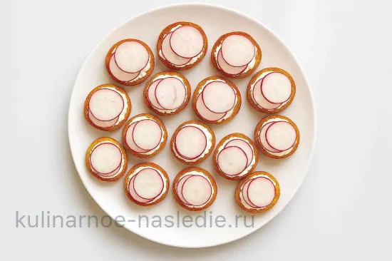 Хрустящие гренки с редисом и творожным сыром - Добавление редиса