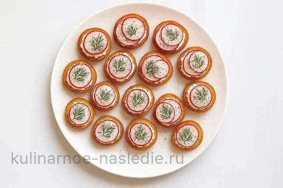 Хрустящие гренки с редисом и творожным сыром - Финальная приправка и подача