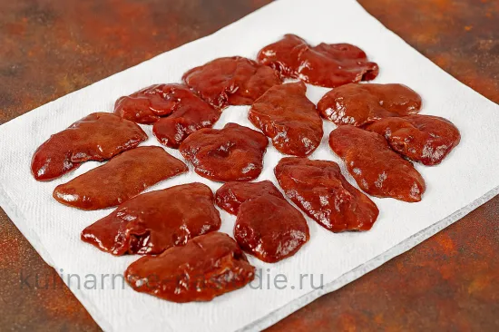 Куриная печень в сметанном кляре - шаг 1 (изображение)