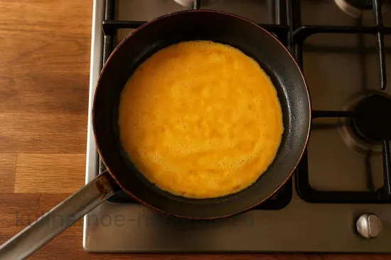 Греческий омлет с фетой на сковороде - шаг 3 (изображение)