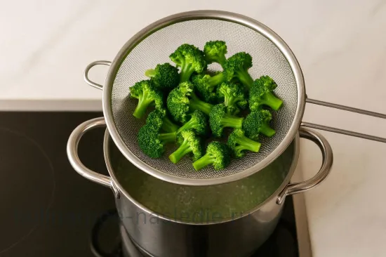 Паровой омлет с брокколи и сыром - шаг 1