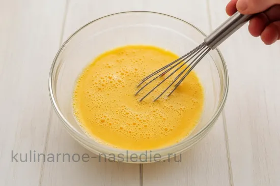 Пышный омлет с сыром в микроволновке - шаг 1