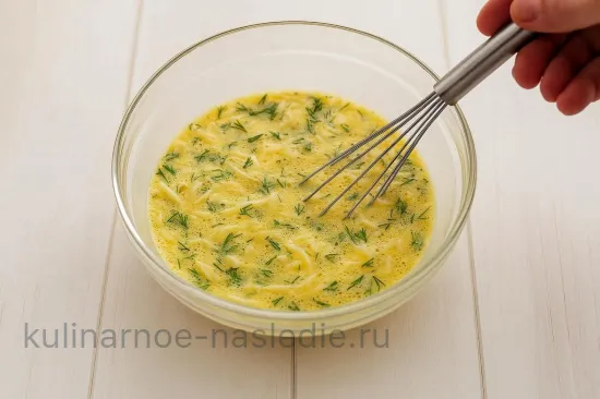 Пышный омлет с сыром в микроволновке - шаг 2