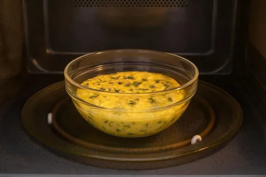 Пышный омлет с сыром в микроволновке - шаг 3