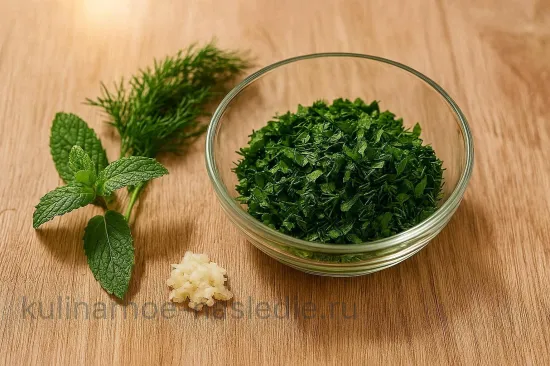 Огуречный холодный суп с мятой и кефиром - шаг 2. Подготовка зелени и чеснока