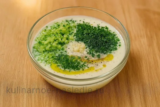 Огуречный холодный суп с мятой и кефиром - шаг 4. Соединение и заправка