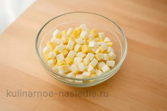 Окрошка на кефире с редисом и зеленью - шаг 2 (изображение)