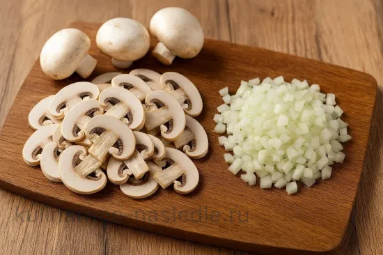 Сливочный суп с шампиньонами - шаг 1. Подготовка грибов и лука