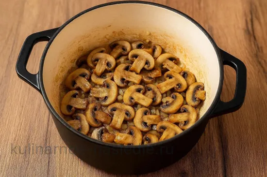 Сливочный суп с шампиньонами - шаг 2. Обжаривание основы