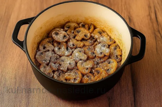 Сливочный суп с шампиньонами - шаг 3. Добавление муки