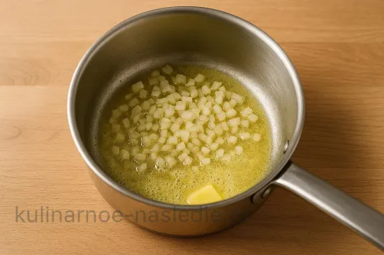 Крем-суп из брокколи с сыром - шаг 2. Обжаривание лука