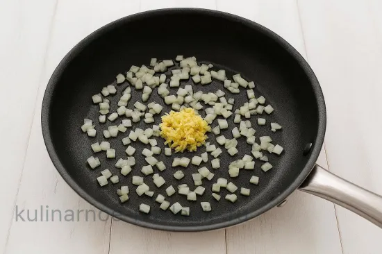 Крем-суп из запаренной тыквы с кокосовым молоком и имбирём - Подготовка лука и имбиря