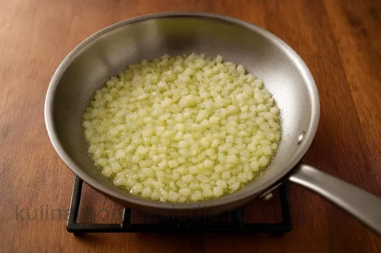 Суп-пюре из брокколи с голубым сыром и миндалем - Пассеровка лука