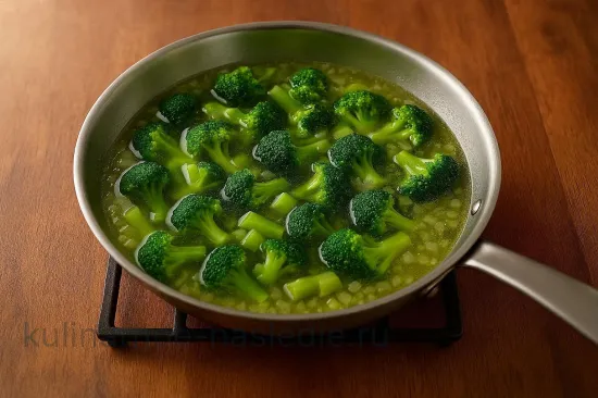 Суп-пюре из брокколи с голубым сыром и миндалем - Соединение бульона и овощей