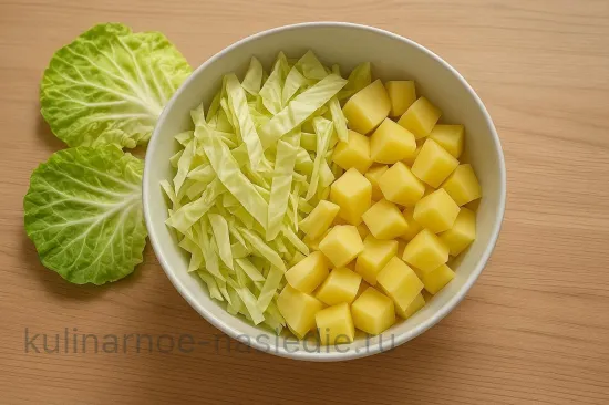 Капустный суп на пару с картофелем - шаг 1. Подготовка овощей