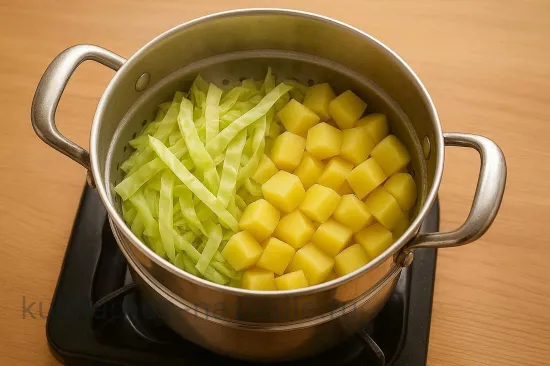 Капустный суп на пару с картофелем - шаг 2. Приготовление на пару