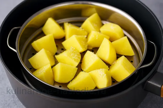 Картофель на пару с зеленью и сметаной - шаг 2. Приготовление картофеля на пару