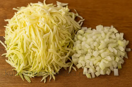 Тушеная капуста в томатном супе по-польски - шаг 1