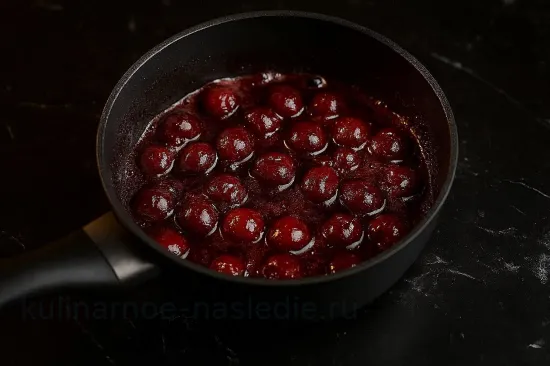 Телячья печень в беконе с вишневым соусом - ресторанный рецепт - шаг 4 (изображение)