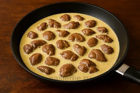 Куриная печень в сливочном соусе с грибами - быстро и вкусно - шаг 5 (изображение)