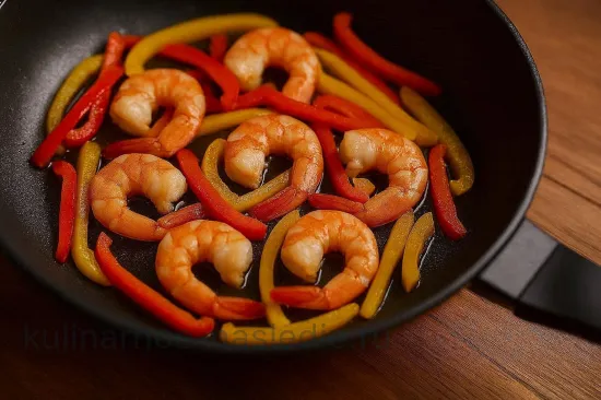 Рис с креветками и болгарским перцем - Добавление перца