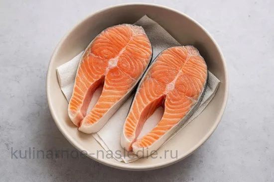 Кета, запечённая с овощами - шаг 1