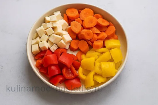 Кета, запечённая с овощами - шаг 3