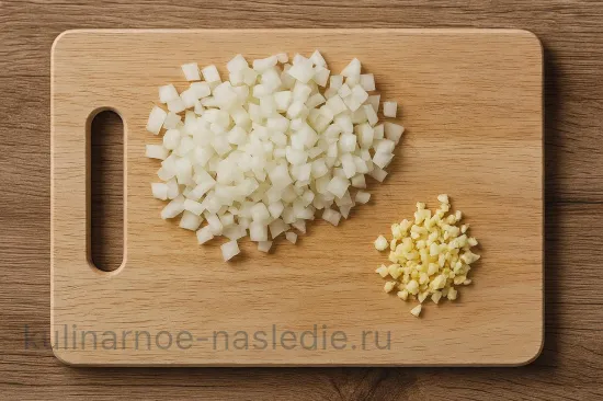 Минтай с овощами в соусе карри - Подготовка лука и чеснока