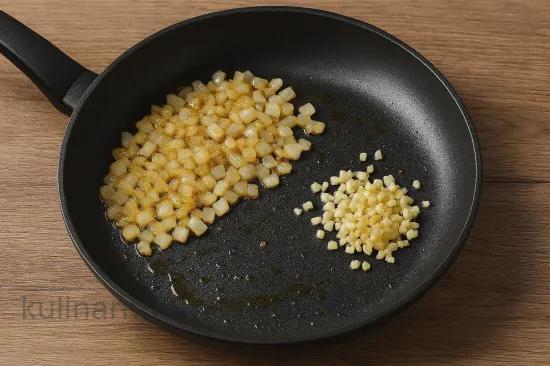 Минтай с овощами в соусе карри - Обжарка лука и чеснока