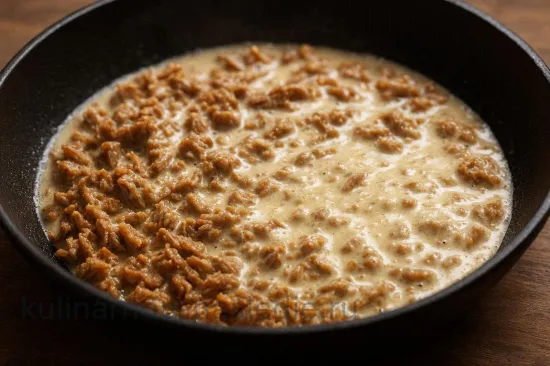 Картофель с мясом под яйцом на сковороде - Обжарка мяса и приготовление соуса