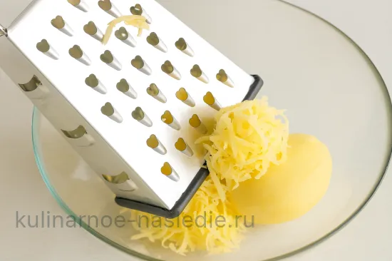 Картофельный пирог с курицей на сковороде - шаг 2