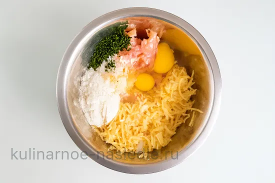 Картофельный пирог с курицей на сковороде - Соединение ингредиентов