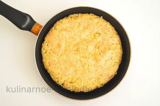 Картофельный пирог с курицей на сковороде - шаг 5