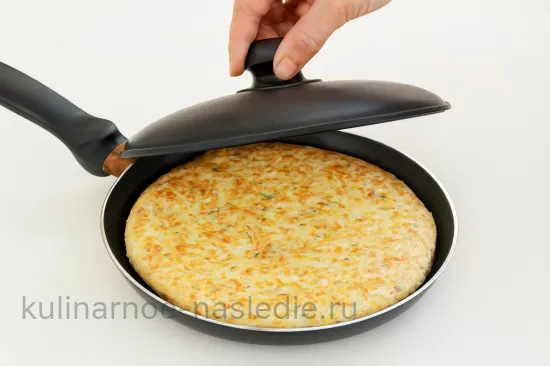 Картофельный пирог с курицей на сковороде - Обжарка