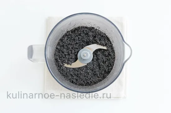 Булочки с маком, изюмом и орешками - шаг 1