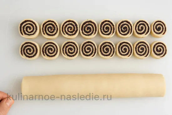 Булочки с маком, изюмом и орешками - шаг 4