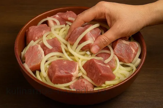 Маринад для шашлыка с соевым соусом - Нарезка мяса и смешивание с луком